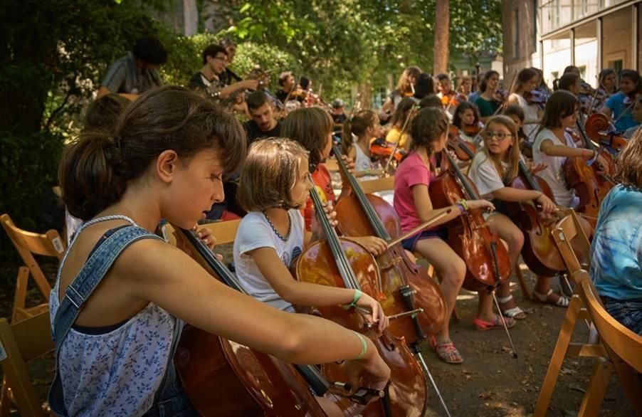 El campamento musical arranca con un encuentro con el exótico instrumento asiático