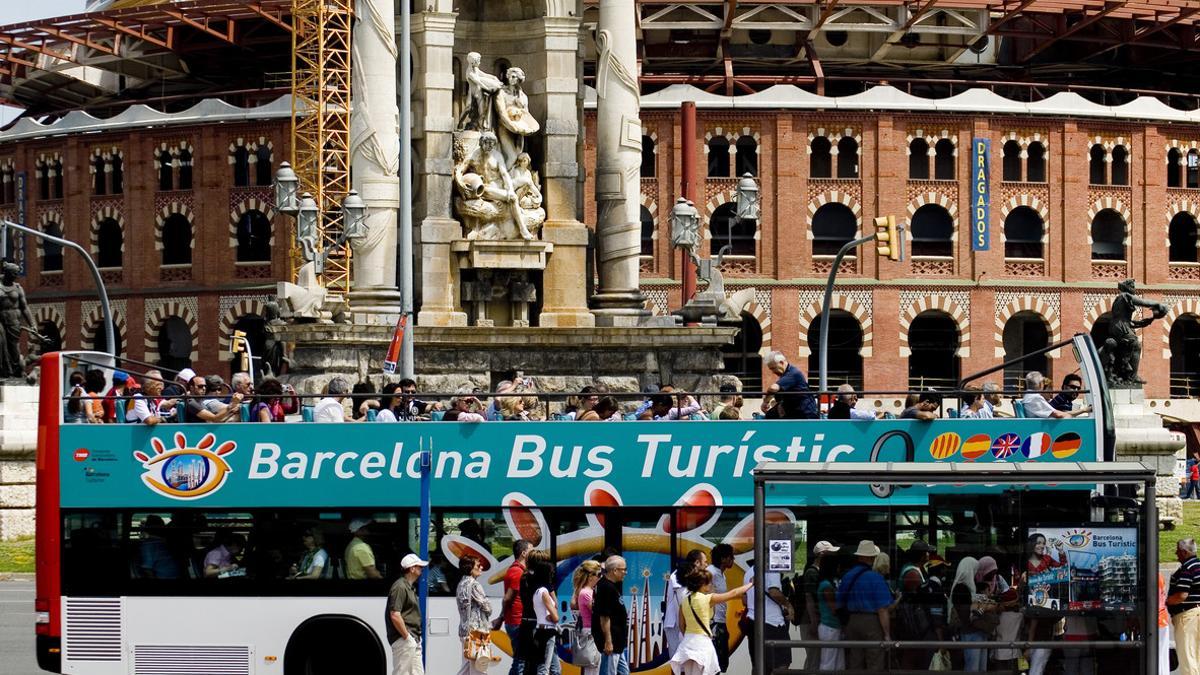 Imagen de un grupo de turistas subiendo al Bus Turístic de Barcelona.