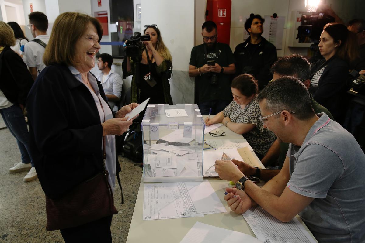 Ambiente durante la jornada de votación en les Escoles Pies de Balmes, en Barcelona