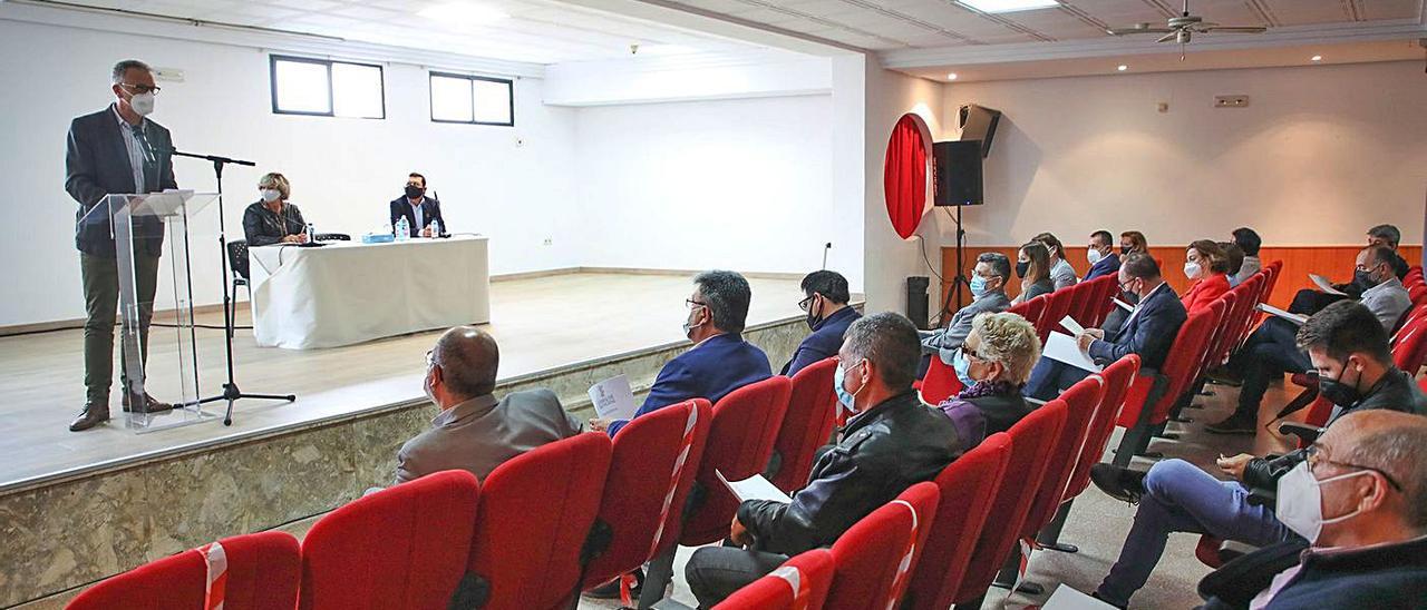 La reunión en la que se refrendó el manifiesto del Consell en San Miguel de Salinas. | TONY SEVILLA
