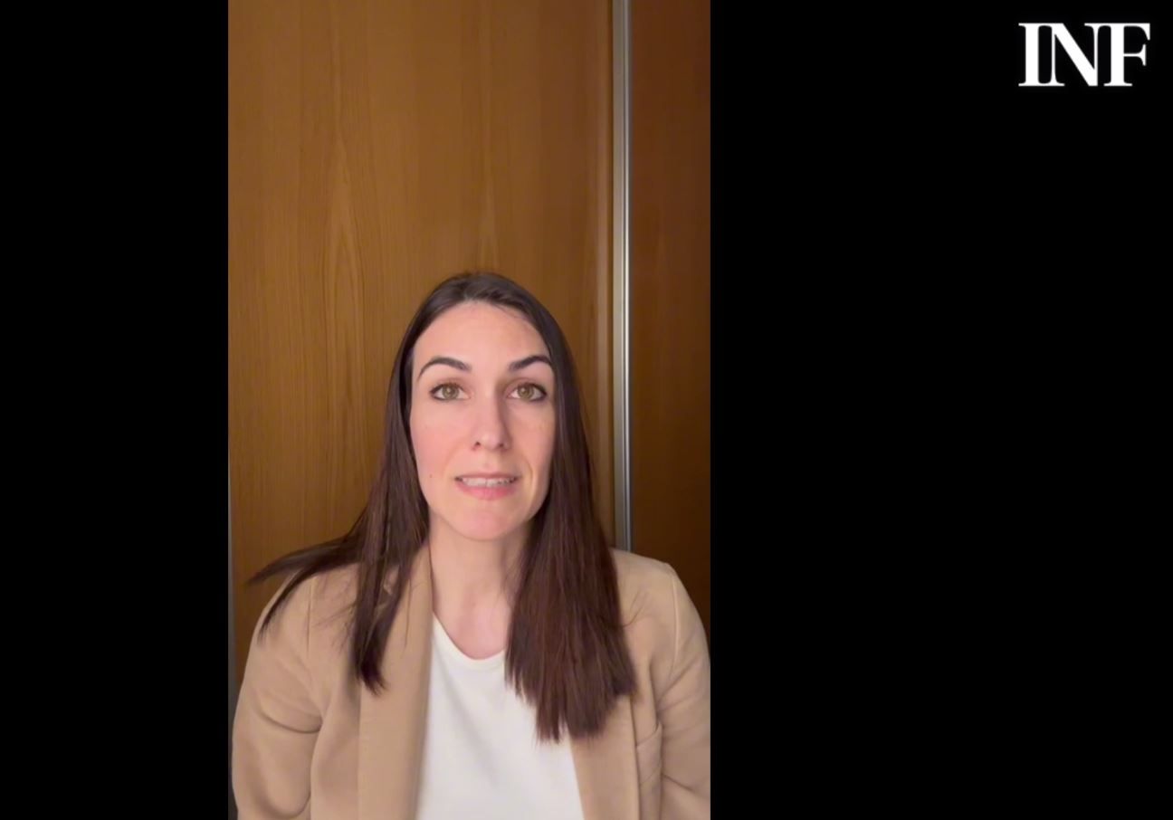 Представитель PSOE Барбара Солер таким образом защищает карнавал в Торревьехе.