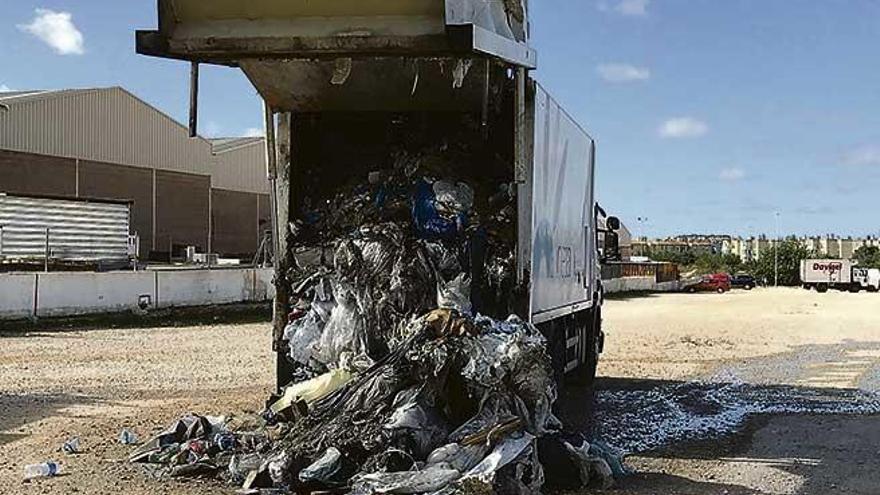 Estado en el que quedó el camión de la basura de Calvià 2000 tras el suceso.