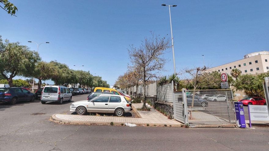 Vehículos aparcados en el Campus de Guajara de la ULL, muy cerca de los grandes centros comerciales de La Laguna y uno de los ’puntos negros’ del tráfico en Tenerife. | | MARÍA PISACA