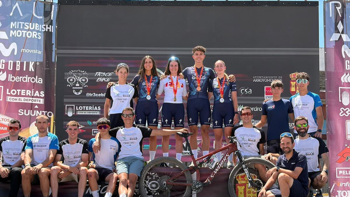 La expedición del Kazajoz celebra en grupo las medallas logradas.