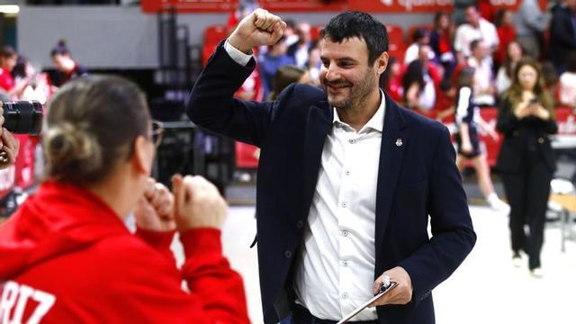 El entrenador del Casademont Zaragoza Carlos Cantero celebra el triunfo con los aficionados después del partido. | JAIME GALINDO