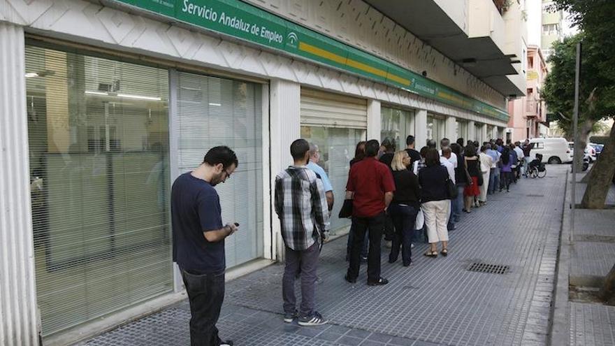 Las colas en las oficinas de empleo continúan sin remitir en Málaga.