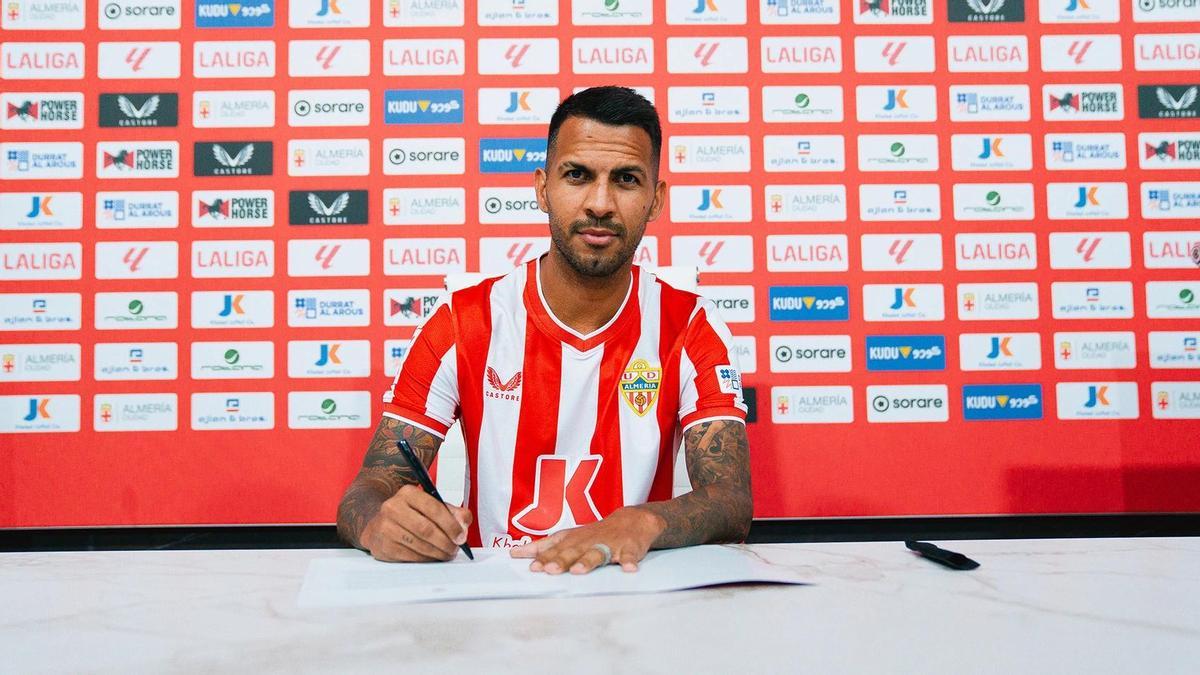 Viera firma su nuevo contrato como jugador del Almería.