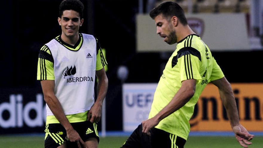 Bartra y Piqué, durante el ensayo de ayer en Skopje.