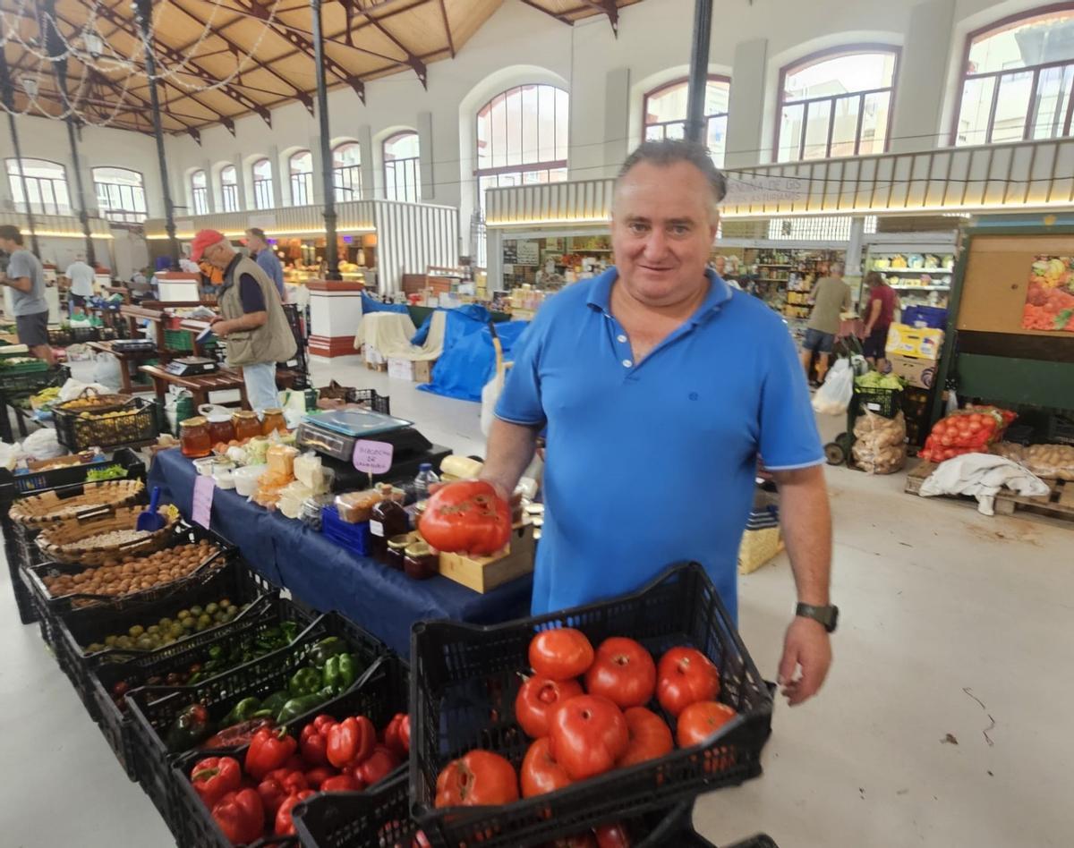 Iván Alonso con varios tomates.