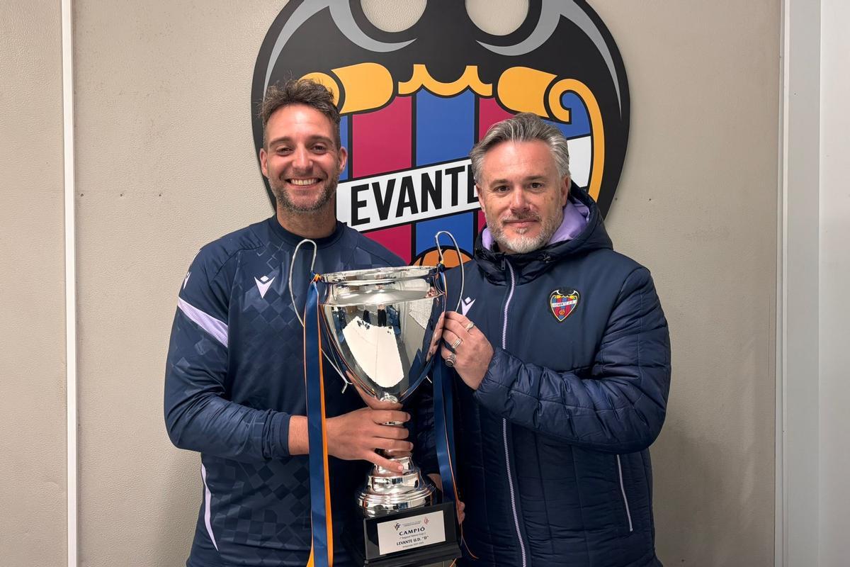 Vicent Mora y José Joaquín con el trofeo de campeonas