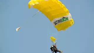 El impactante choque de un parapente contra un cable de alta tensión: gran descarga eléctrica y caída en picado