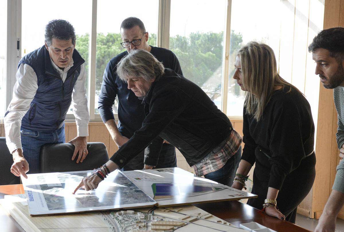 El candidato del PSOE, Carlos Martínez, examinando el desarrolo del Puerta del Noroeste junto al gerente del CTLB, Fernánde Pérez, y miembros de la candidatura socialista.