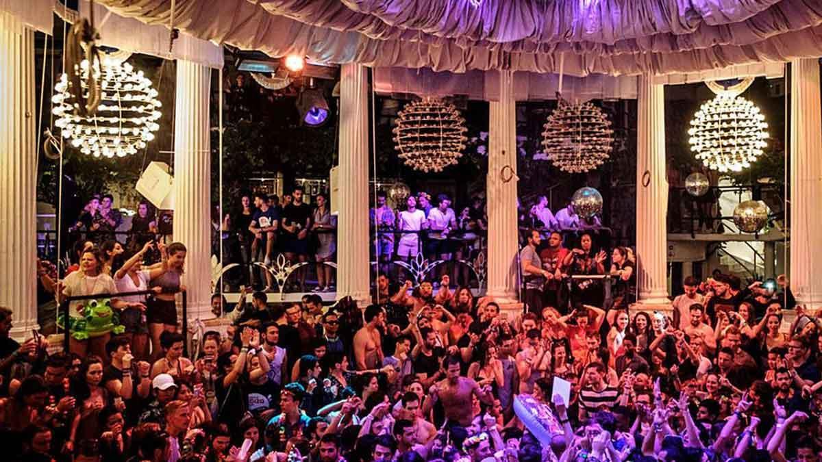 Una discoteca de Ibiza a rebosar de público en la temporada de 2019.