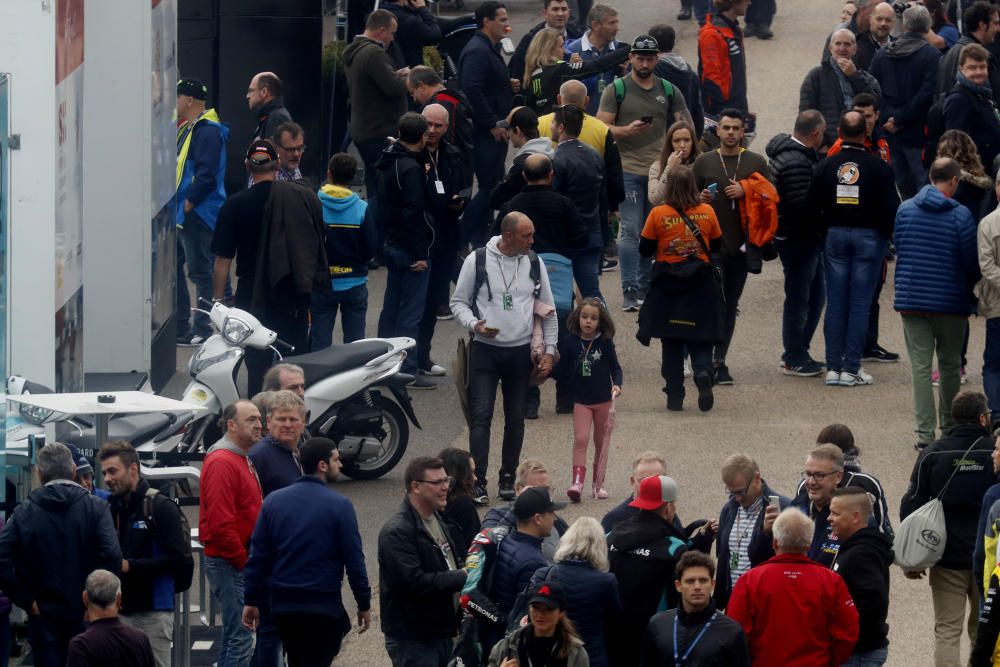 Más de 170.000 valientes desafían a la lluvia en Cheste