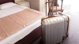 El sorprendente motivo por el que se recomienda dejar las maletas en la bañera siempre que se llega a la habitación de un hotel
