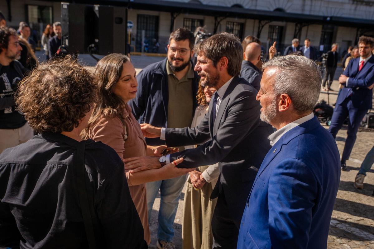 Barcelona 24/10/2025 Cultura El presidente Salvador Illa,el alcalde Jaume Collboni,el ministro Ernerst Urtasun y Lluisa Moret y otras autoridades visitan el inicio de las obras de la Biblioteca Pública del Estado en Barcelona. - Familiares de Juan Marsé,la obra del cual ha comprado el Ministerio de Cultura,junto a Jaume Collboni y Ernest Urrtasun. AUTOR JORDI OTIX