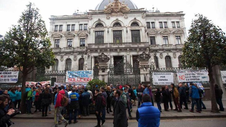 Miembros de la asamblea de trabajadores de empresas en lucha, ayer ante la Junta.