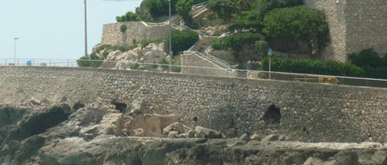 Cullera y Costas llevan un año de disputa para reparar dos boquetes junto al mar