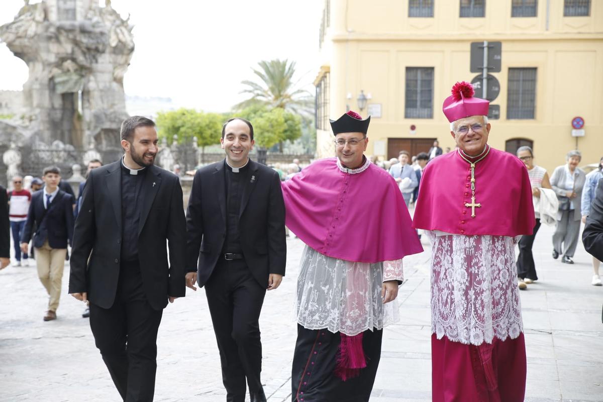 Demetrio Fernández con varios de los nuevos diáconos ordenados en Córdoba.