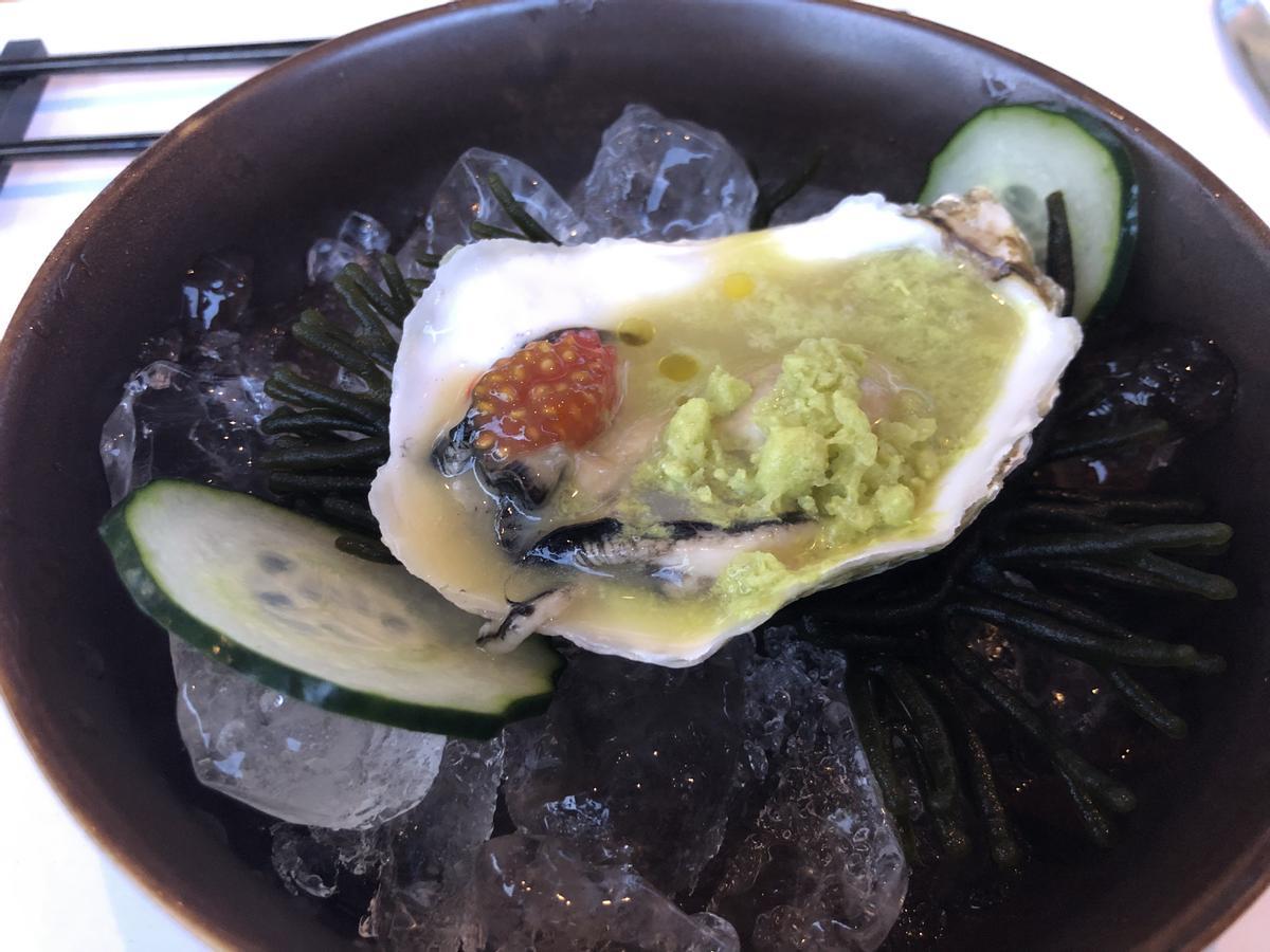 Ostra en un gaspatxo marí del mar del Japó, un dels plats de Shiro.