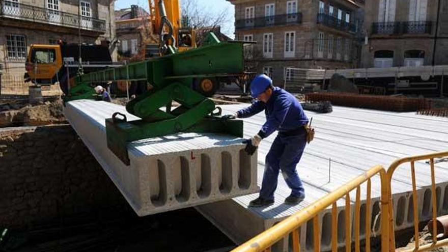 Instalación de las losas de hormigón sobre el foso.