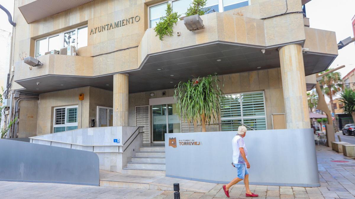 Acceso principal al Ayuntamiento de Torrevieja