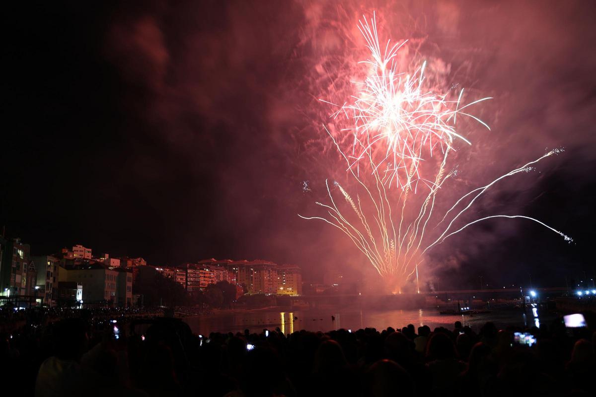 Los fuegos artificiales iluminan las fiestas de Bouzas