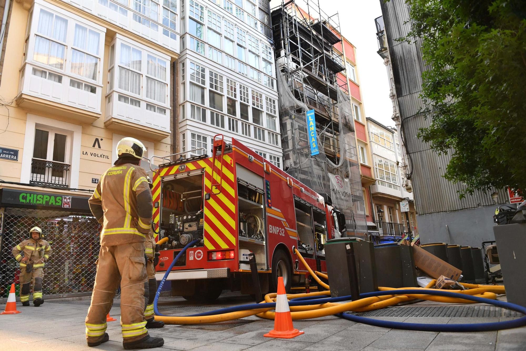 Un incendio en un edificio ocupado de la calle Barrera obliga a desalojar otros seis inmuebles