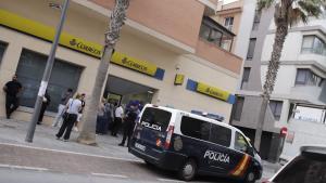 Un furgón policial frente a una oficina de Correos en Melilla,