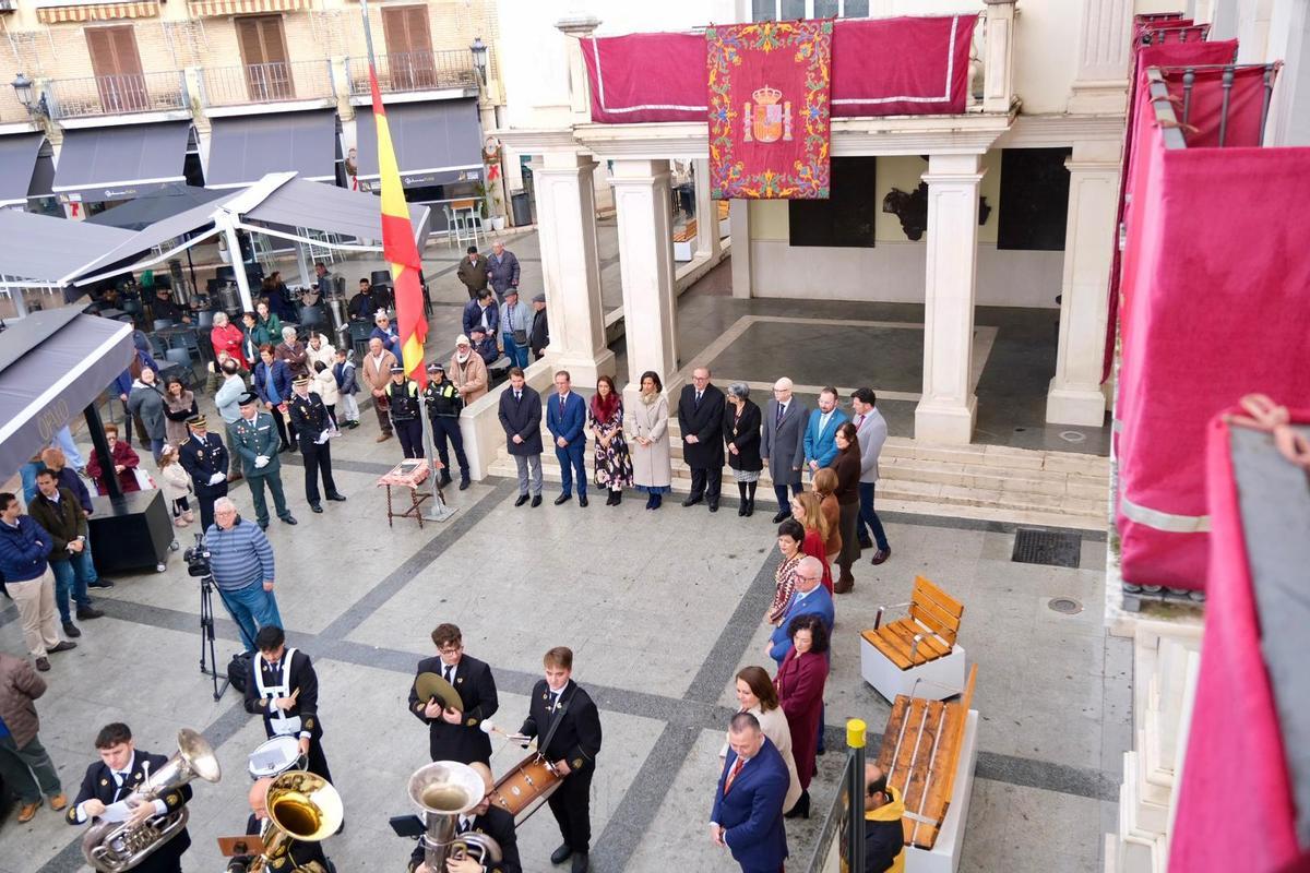 Izado de la bandera nacional a las puertas del Consistorio de Cabra, este sábado.
