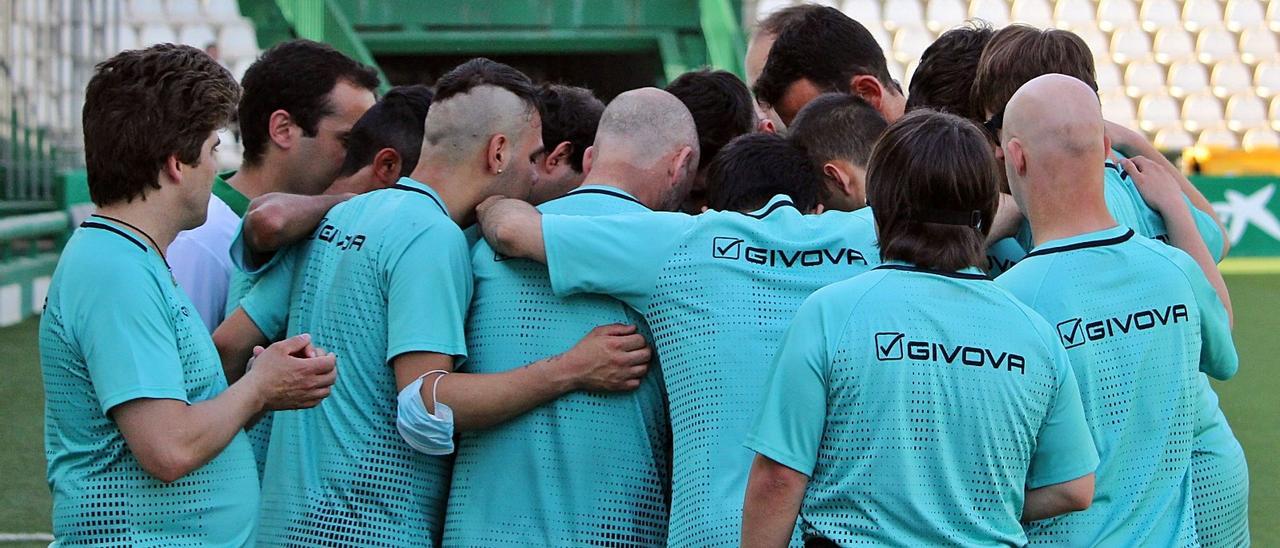 Los jugadores del Córdoba CF Genuine tras su último entrenamiento en El Arcángel.