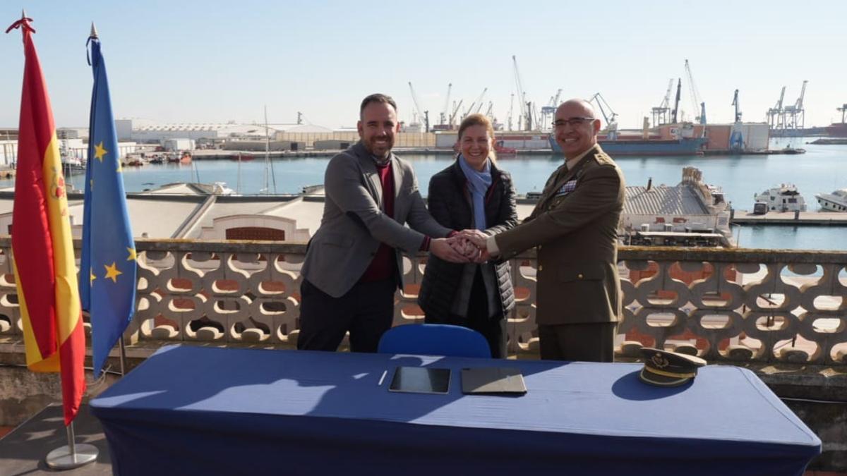 El presidente de PortCastelló, la alcalesa y el subdelegado de Defensa ratifican el acuerdo para dar un nuevo uso al edificio.