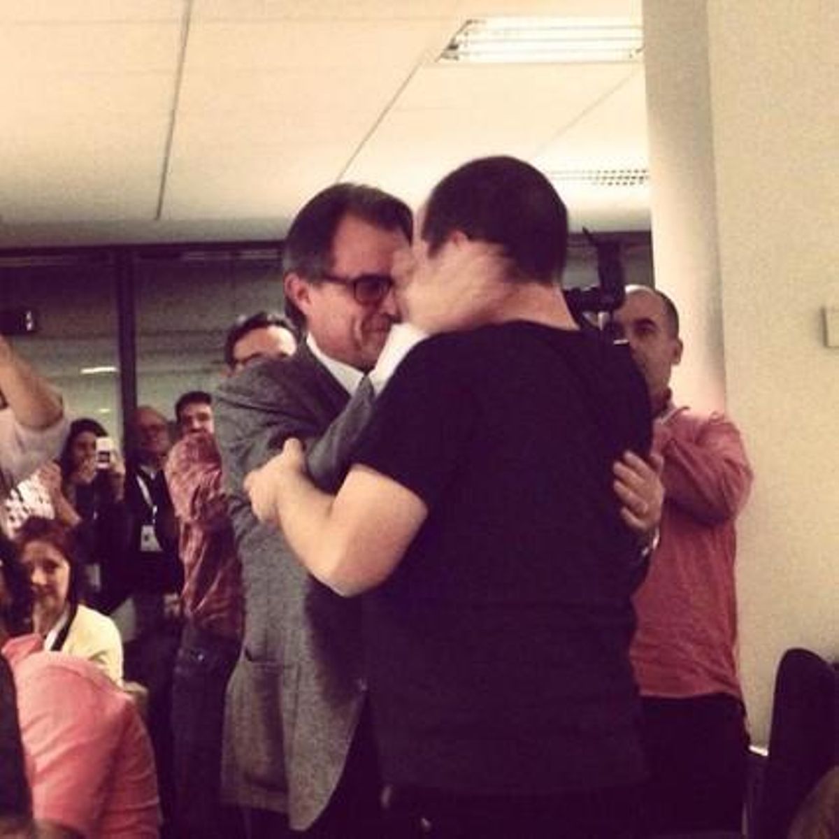 Artur Mas i David Fernàndez s’abracen al centre logístic del 9-N.