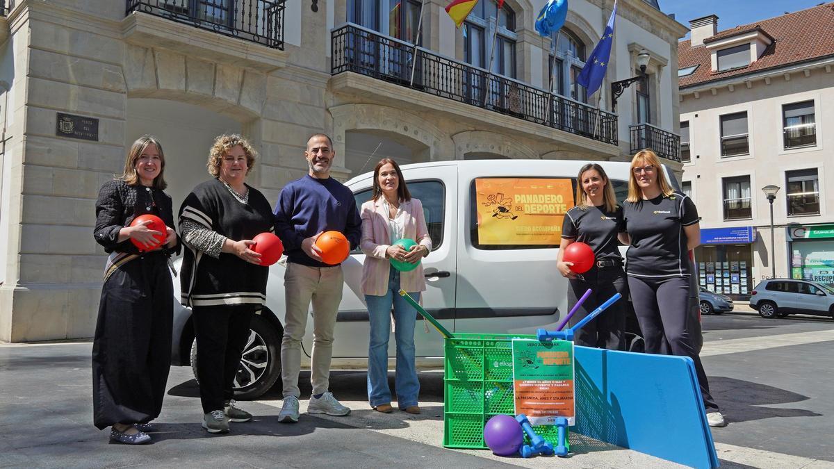Por la izquierda, la técnico Consuelo Urdangaray, Pilar Santianes, Ángel García, María José Fernández, Mariana Merino y Rosana Fernández, de la empresa adjudicataria