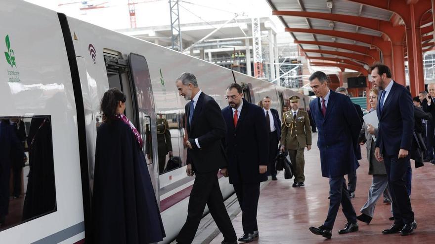 Felipe VI y Pedro Sánchez inauguran el esperado AVE a Asturias