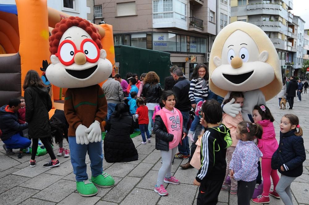 Las calles del centro de Lalín se llenaron durante la cuarta edición de la Noite Branca, que ofreció descuentos de hasta el 70%