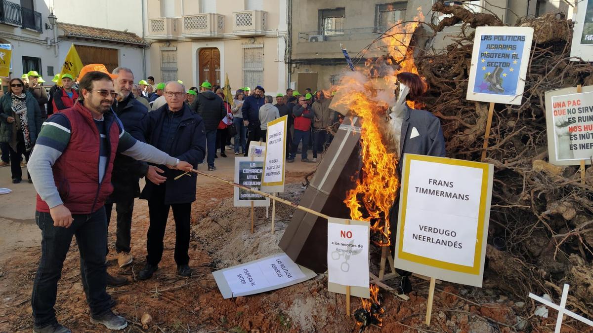 La hoguera de la protesta agrícola celebrada esta mañana.