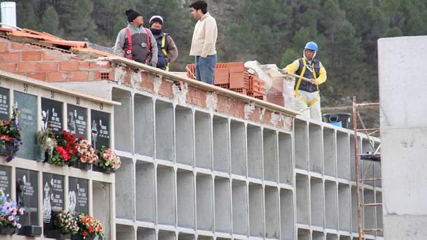 Los trabajos de construcción de los nuevos 744 nichos se han reanudado esta misma semana