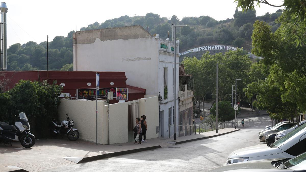 Los vecinos del Turó de la Rovira tienen en el punto de mira un bar que pretende abrir sin licencia en la calle Mühlberg