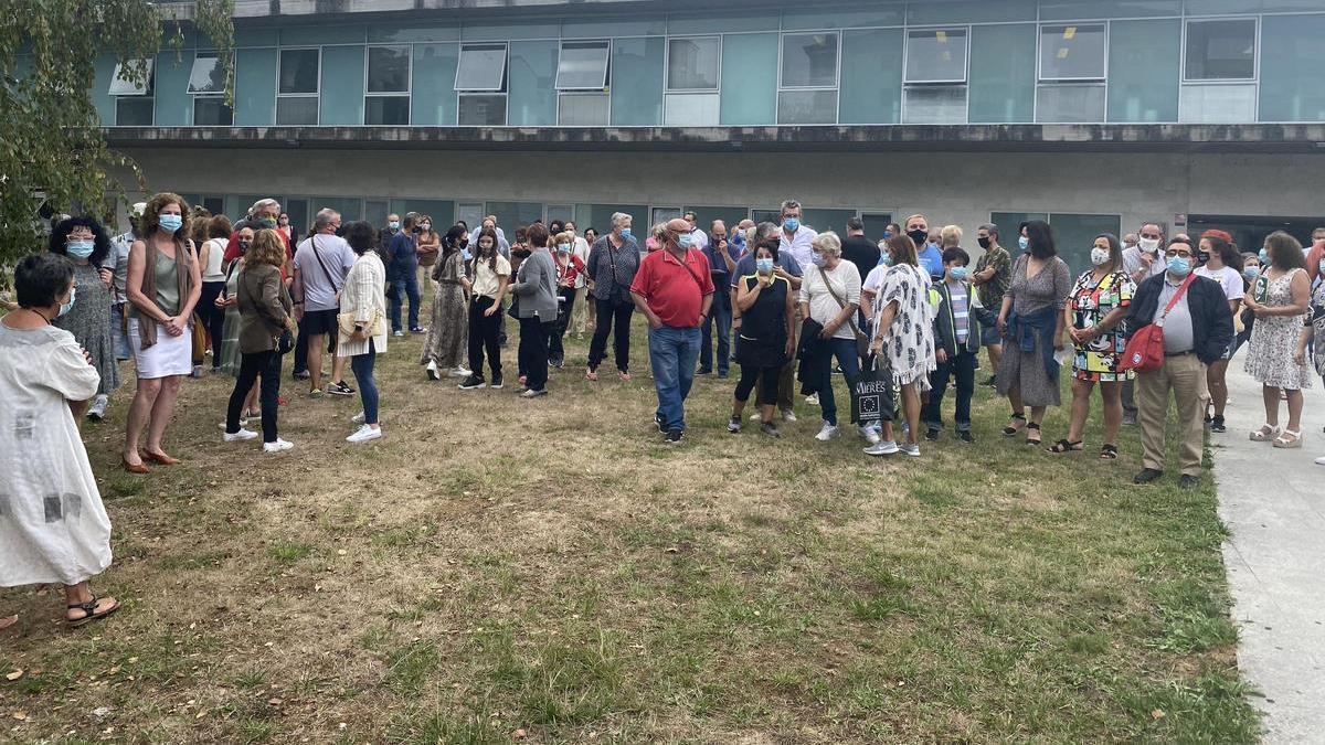 Una concentración de protesta organizada  a las puertas del centro de salud de Mieres Sur