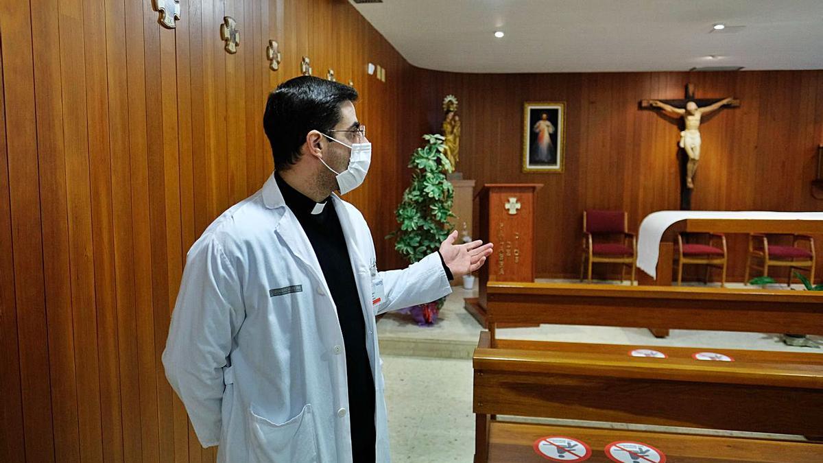 El cura alteano, ordenado con 33 años y licenciado en Historia, mostrando la capilla d el hospital. | ÁXEL ÁLVAREZ