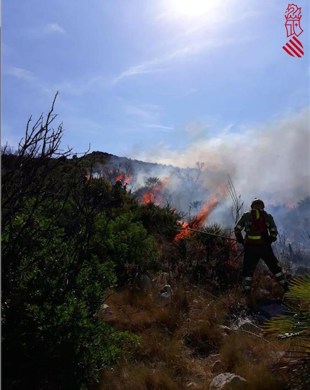Un bombero forestal en las labores de extinción.