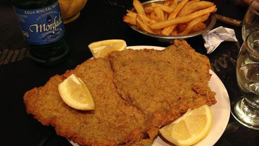 Un cliente lapida de forma muy cruel a un restaurante por una milanesa