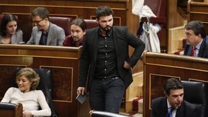 Gabriel Rufián se dirige a la tribuna del Congreso durante la segunda vuelta del debate de investidura de Pedro Sánchez.