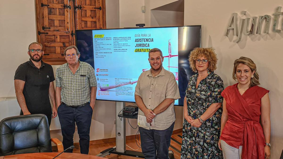 Presentación de la guía por parte de su autor, José Luis Mas, junto a  Juan José Ballesta, director del área de Cooperación al Desarrollo de la UMHE; Paloma Arrabal, tutora del trabajo; Mónica San Emeterio, presidenta de la Comisión del Turno de Oficio del Colegio de Abogados de Elche y el edil Mariano Valera