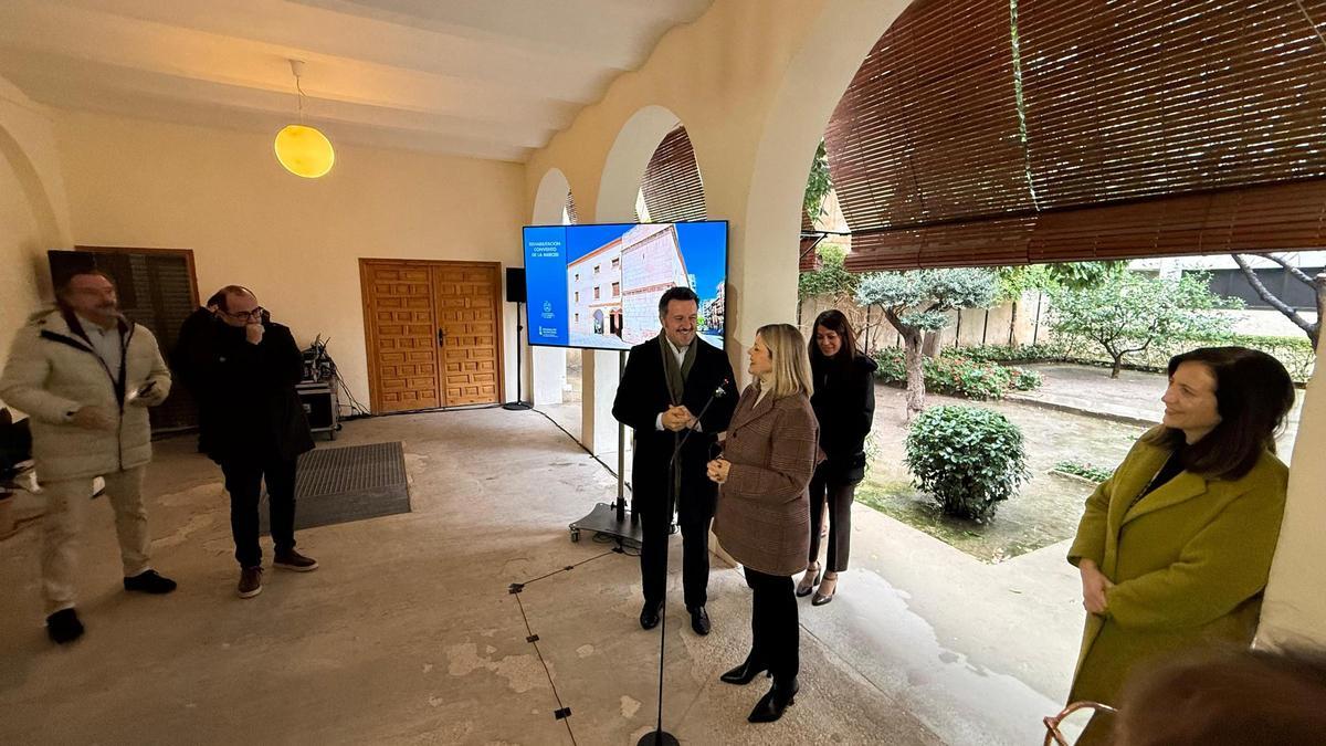 Un momento de la visita de la consellera Carmen Ortí a Las Clarisas en Elche