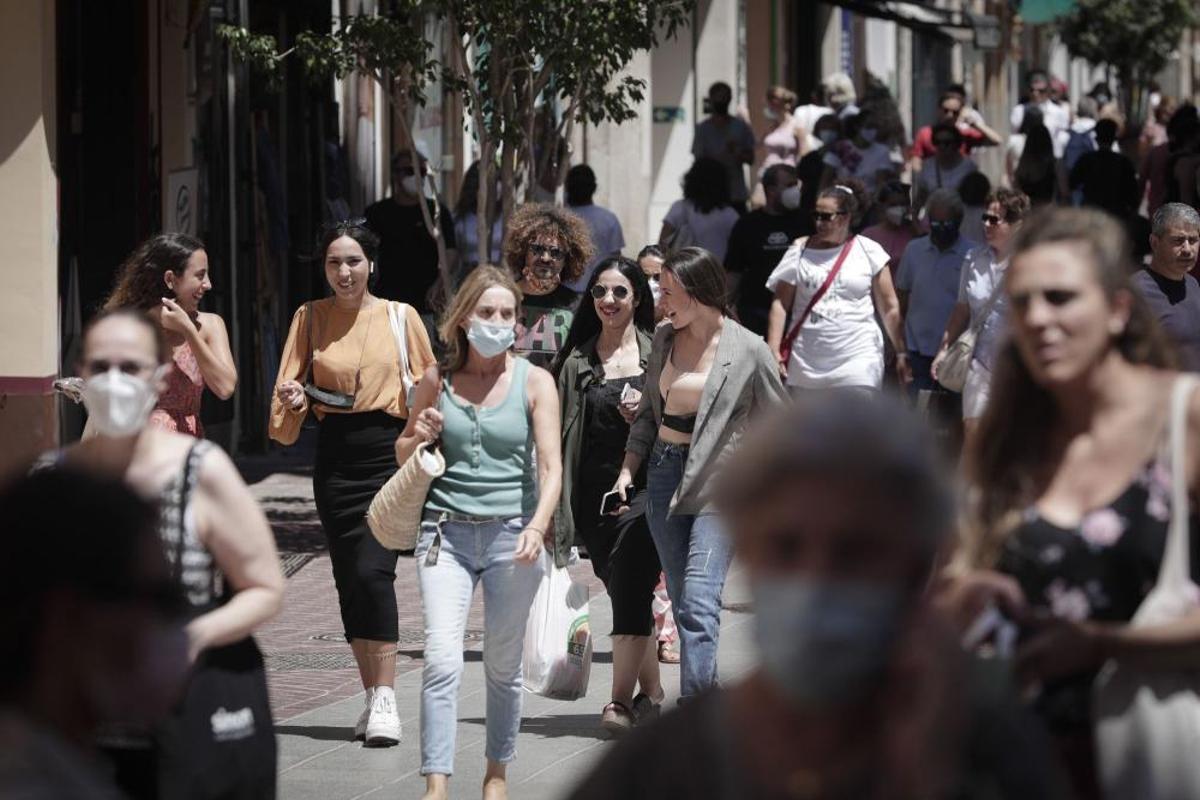 Wie die Menschen in Palma de Mallorca am Samstag (26.6.) mit der neuen Maskenfreiheit umgingen.