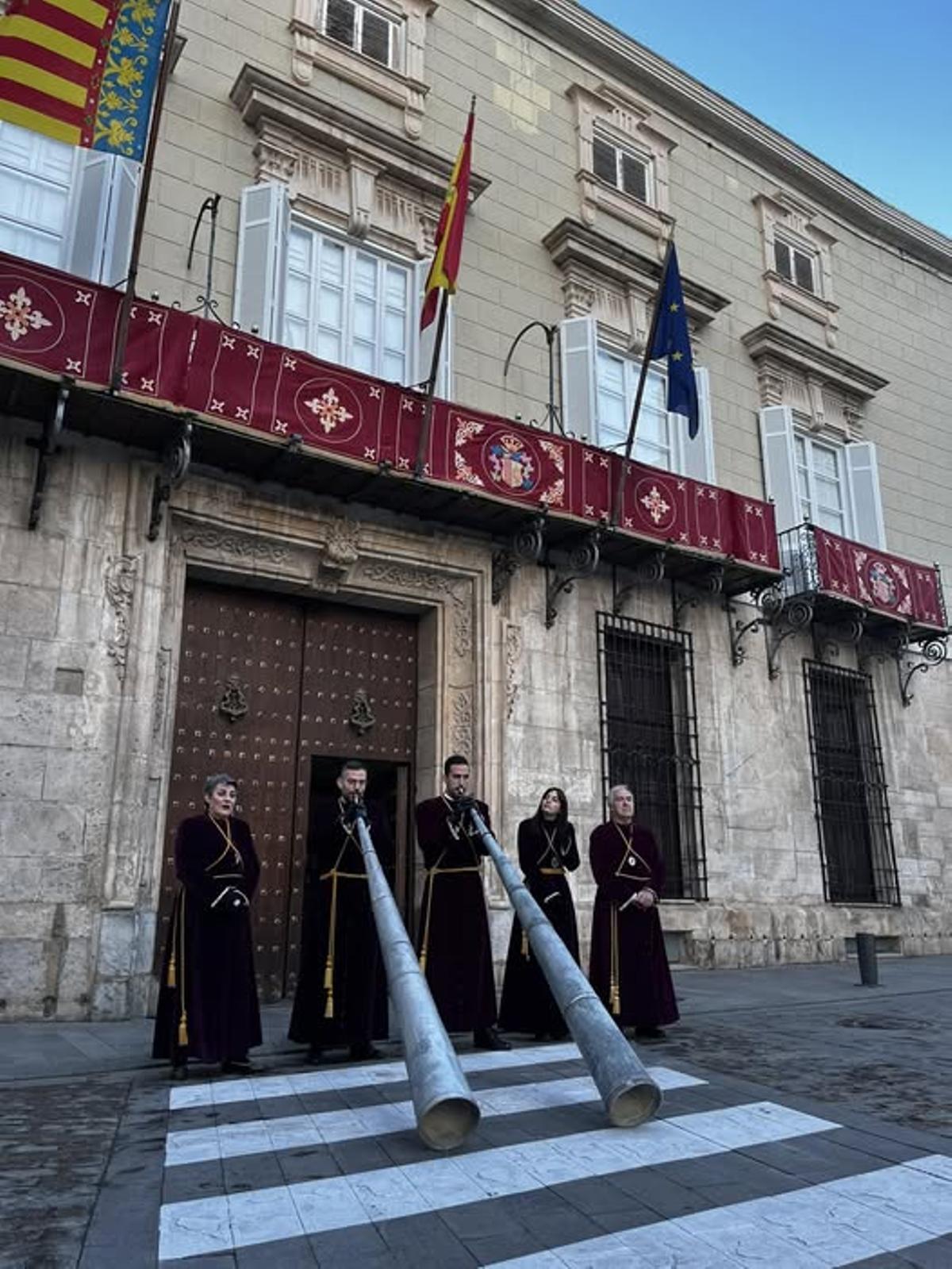 Tradicional toque de bocina y gemelas a primera hora de la mañana