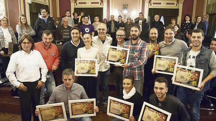 La entrega de los premios a los ganadores se llevó a cabo en el salón de plenos del Concello. // Brais Lorenzo