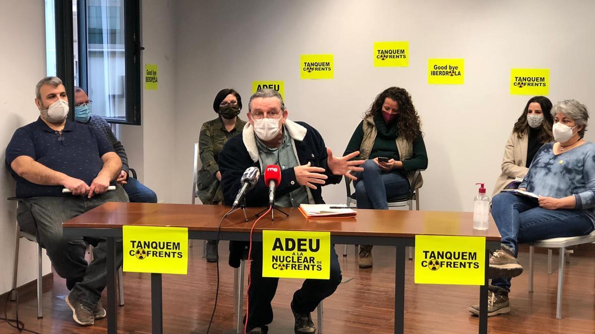 Diputados de Compromís y Unides Podem con representantes del colectivo Tanquem Cofrents en la rueda de prensa de esta mañana